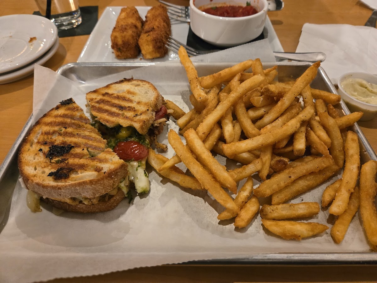 Louie’S Wood Fired Bar Grill Photos 2